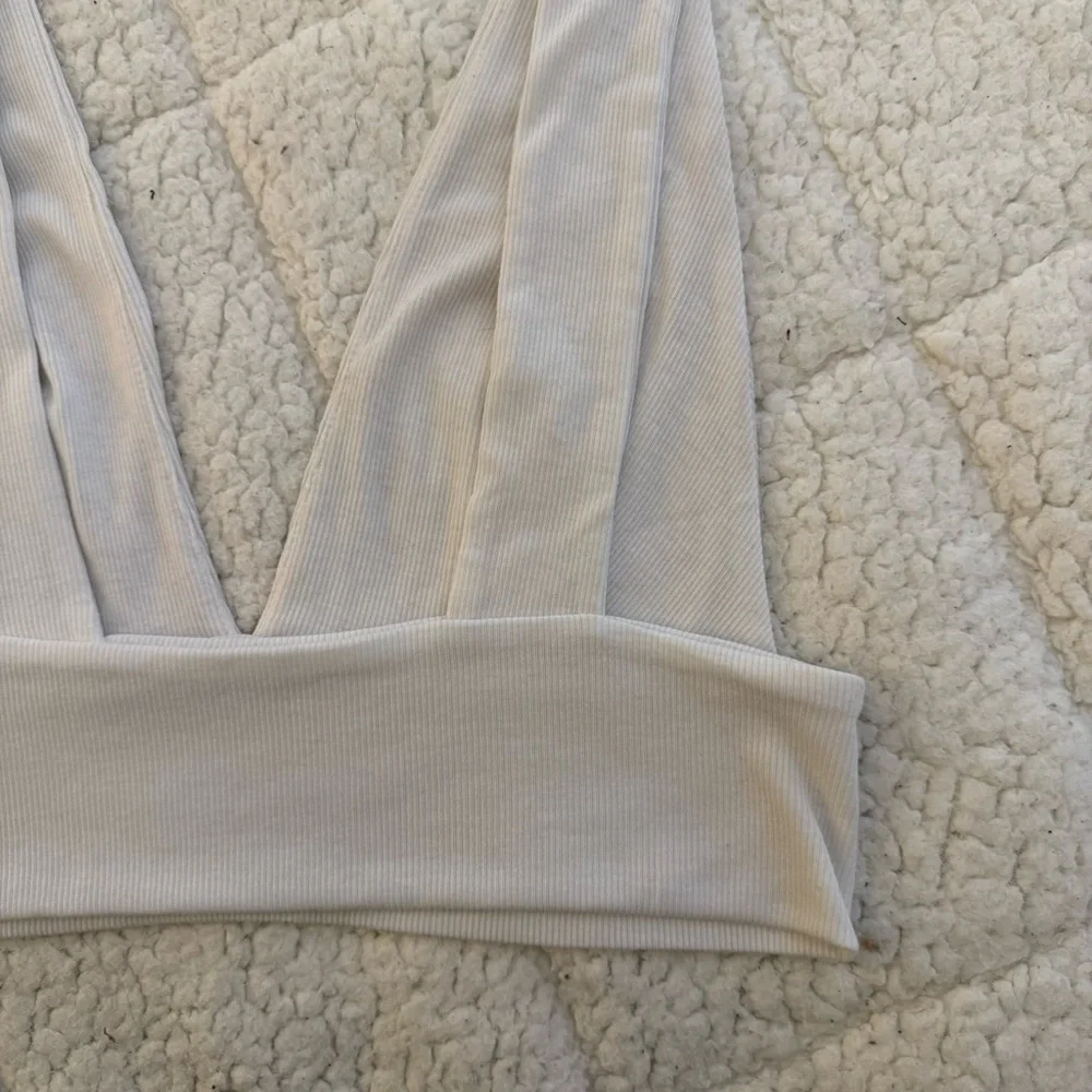 SHEIN white Ribbed V-Neck Crop Top - Picture 7 of 8